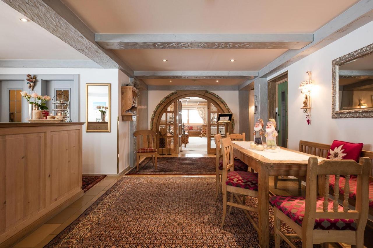 Bed & Breakfast Hotel Guggis Zürs Buitenkant foto