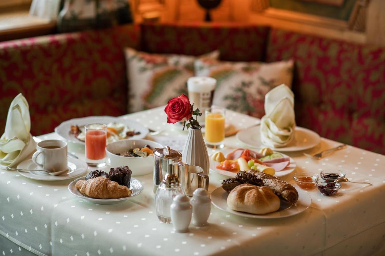Bed & Breakfast Hotel Guggis Zürs Buitenkant foto